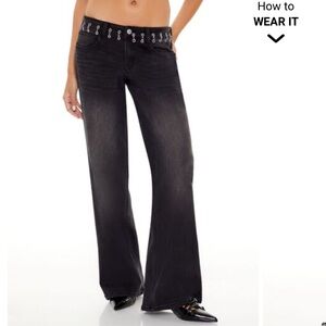 Cool low rise jeans with metal decal belt